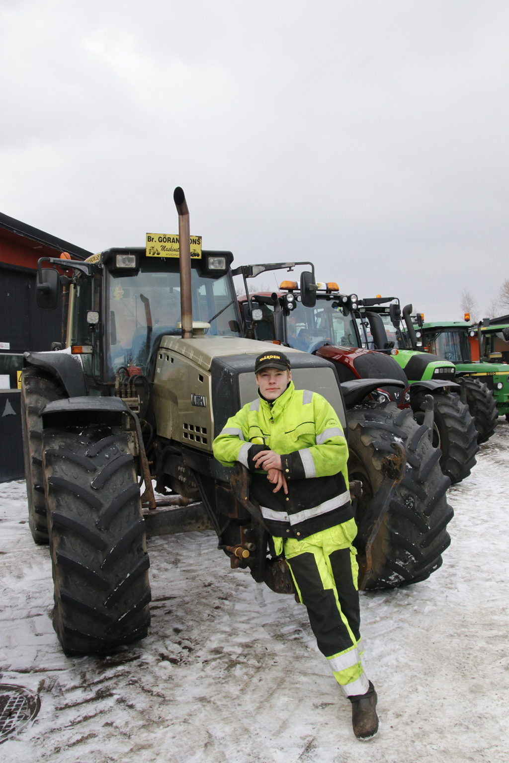 Andreas Andersson med en Valtra 8950 Intercooler som han lånat av Bröderna Göranssons maskinstation.