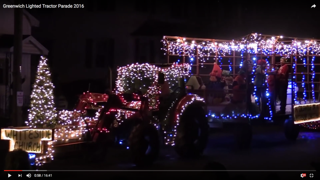Traktorparad med jultema