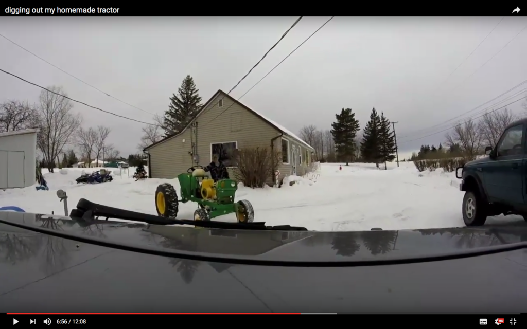 Gräver fram hemgjord traktor