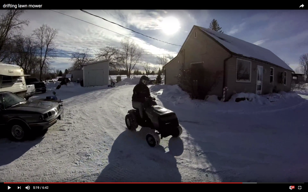 Driftar med trädgårdstraktorn