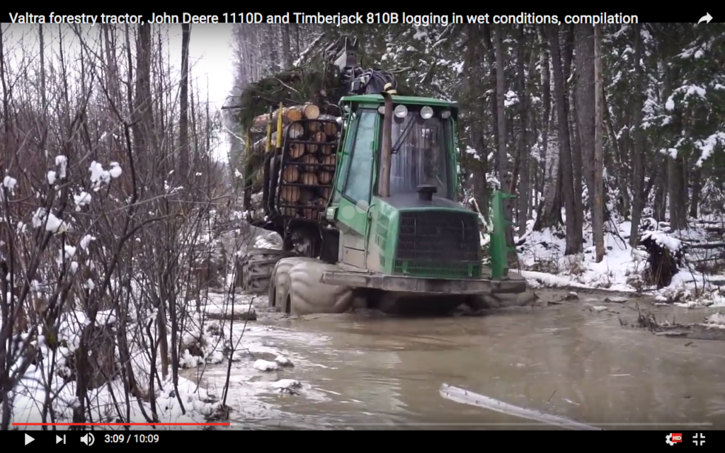Skogsmaskiner kämpar i blötan